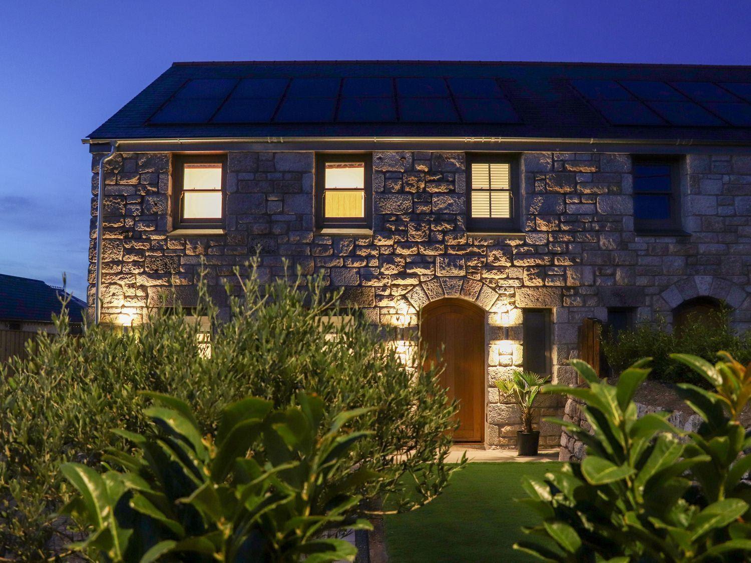 A stunning dog friendly cottage in Cornwall equipped with a hot tub and stunning views